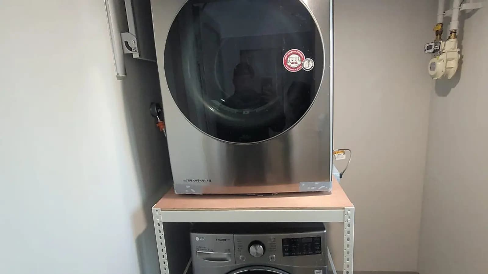 세탁기와 건조기를 올린 선반 설치 현장