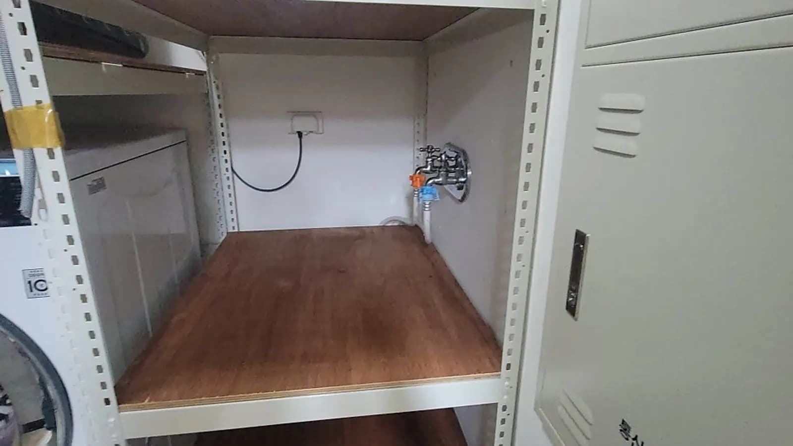 세탁실 선반과 수전 설치 현장
