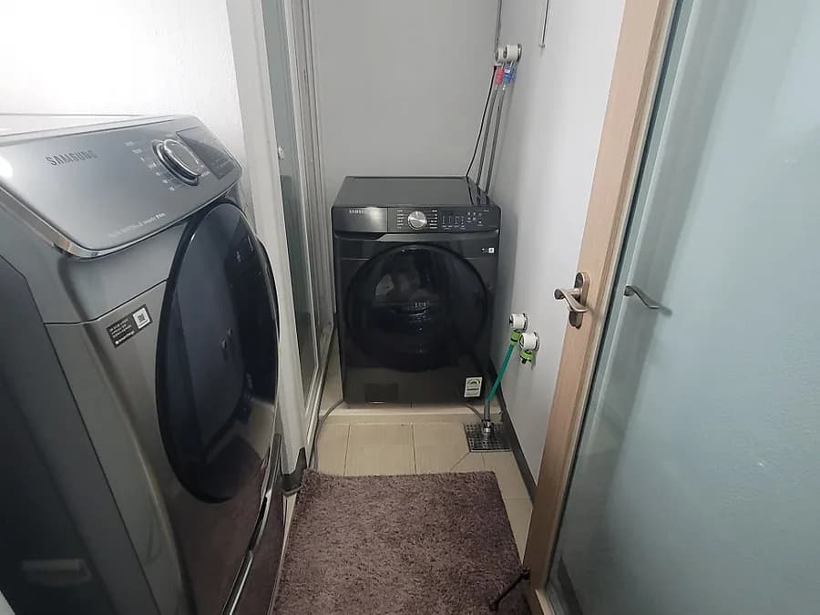 세탁기 옆에 나란히 있던 건조기를 위로 올려 세탁실을 넓혔습니다 작업 전